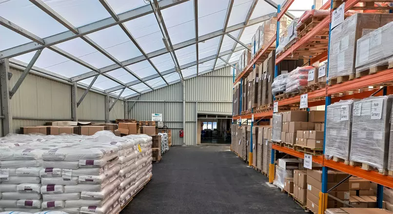 Bâtiment pour stockage sur racks