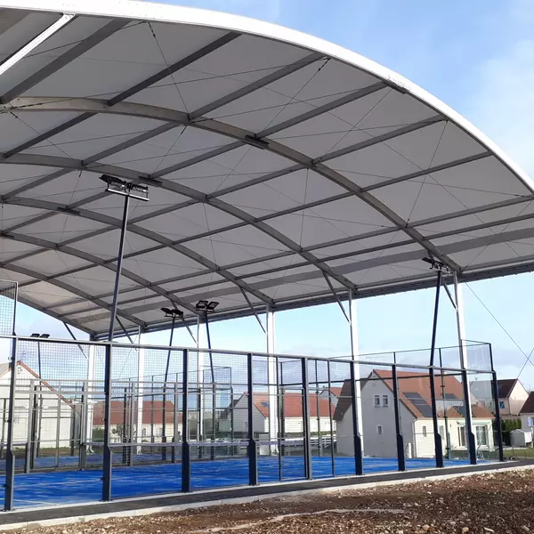 Couverture padel avec façades ouvertes