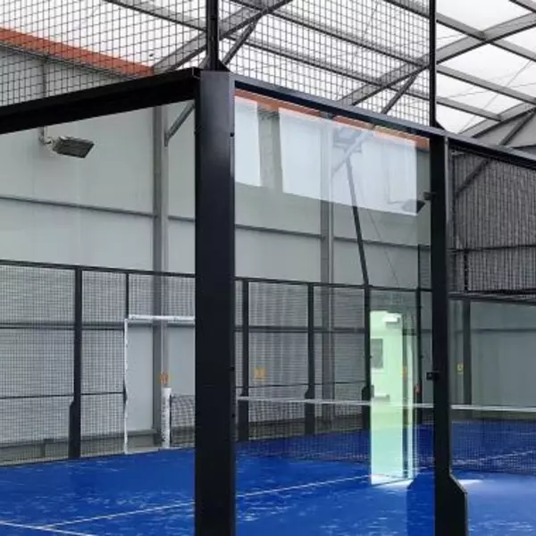 Bâtiment fermé pour la pratique du padel