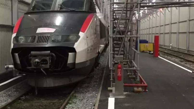 Un atelier sur les voies pour installer le WiFi dans les TGV