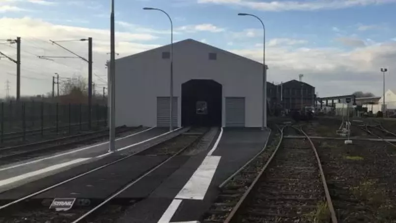 Un atelier sur les voies pour installer le WiFi dans les TGV
