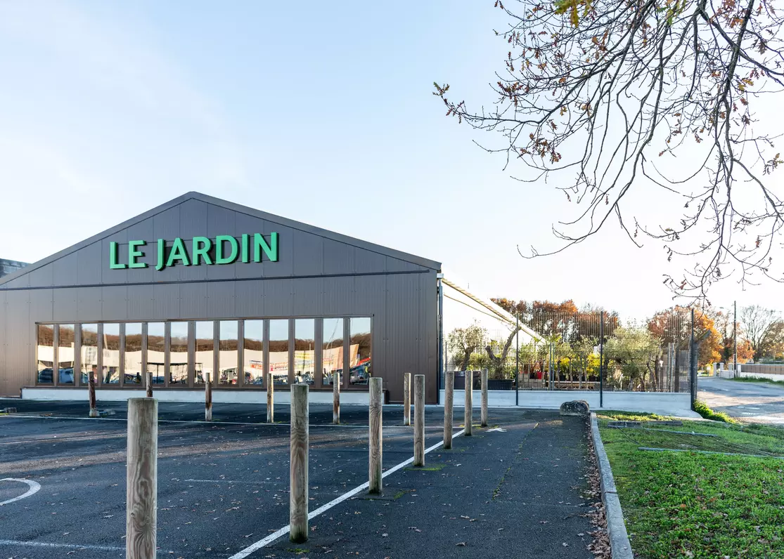 Bâtiment démontable pour la distribution
