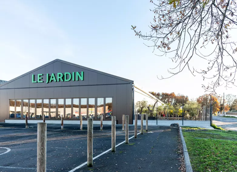 Bâtiment démontable pour la distribution