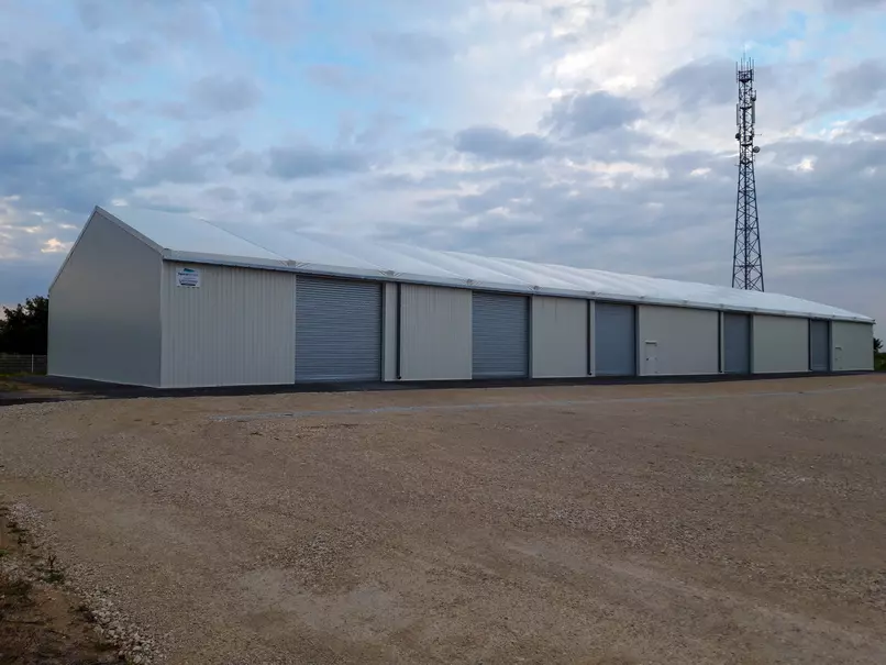 Bâtiment de stockage équipé de rideaux métalliques