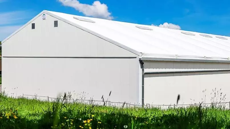 Un bâtiment pour veiller sur la poudre de lait